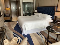 Four Points by Sheraton Danangにチェックイン。
21階のオーシャンビューのお部屋です。
シャワールームはガラス張りですが、ロールスクリーンつき。
私は一人なので、海を見ながらシャワーを浴びる開放感に浸りました。
