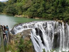 おおー！
台湾のナイアガラの滝と呼ばれているだけあり、迫力は満点です！
滝幅は40m、落差は20mだそうです。