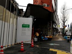 ２日目の朝です。
お風呂で温まってから出発。
ホテルから徒歩5～6分のところにある柳橋連合市場に寄ってみました。