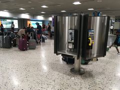 ＜ダニエル・K・イノウエ国際空港（国内線）＞12/6　16:30
　
マウイ島で飛行機の出発が遅れて、ホノルルにも遅れて到着。
荷物を受け取ったのは16:30。
飛行機の遅延は想定内だったし、まだ間に合う！
早く予約したチャーリーズタクシーへ電話しよう！