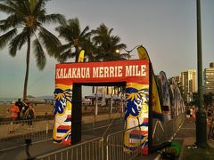 ＜カラカウアメリーマイル＞12/7（土）6:40

7:30にKCCでラン仲間達と待ち合わせしているので、夫と一緒にKCCまでモーニングラン！

途中のカピオラニ公園で「カラカウアメリーマイル」のゴールゲートが見えました。
「カラカウアメリーマイル」は１マイル（約1.6km）だけ走る楽しいイベント♪