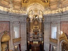 塔へは礼拝堂の２階部分を廻って行きます。