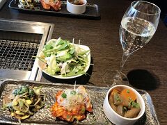 浅草駅から徒歩1分、「阿吽ノ和牛」で焼肉ランチを。
LUXAで事前に予約した贅沢ランチコースをいただきます(^-^)

まずは、乾杯スパークリングと前菜（サラダ、キムチ、ナムル、小鉢）

この日は分厚い曇り空でしたが、晴れていれば隅田川沿いからスカイツリーとアサヒビールの「フラムドール」（燃える炎らしいです）が見える素敵な景色が楽しめそうです♪
