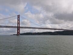 4月25日橋を見ながらエッグタルトをいただく。
よく見ると橋の向こうに大きな像が。