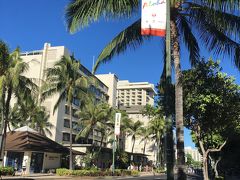 ＜カラカウア通り＞

上を見ると垂れ幕。
昨年はこの垂れ幕、なかったと思います！

いい天気で良かった！