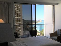 ＜シェラトンプリンセスカイウラニ＞

ラナイに近くなると、海が見えます。
ベッドに寝ながら海が見えるって贅沢（＾＾）