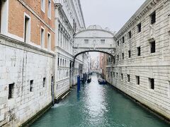 16世紀にかけられたこの橋は、当時囚人が牢獄に入れられる前に最後にベネチアの風景をこの窓から見てため息をついたことから、このような名前がつけられたそうです。