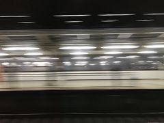 18時36分、浜松駅を通過します。
いつもは18キッパーなので、東京を出発して1時間少々で浜松まで来てしまう新幹線マジ偉大です。