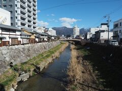 女鳥羽川を渡り、