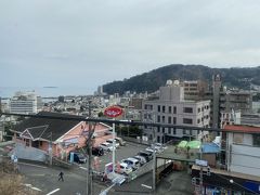 スーパービュー踊り子は停車駅が少なく、東京出発のあとは横浜、熱海、伊東と最小限。熱海駅です。初島とか熱海城が見えます。