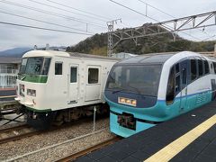 河津駅に到着。向かい側に普通の踊り子号。こちらも引退です。寄る年波とはいえ、寂しいですね。