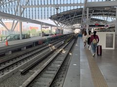 新鳥日駅から台鉄台中駅に到着。
駅の半分はまだ工事中ですね
殆ど完成してますが。