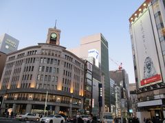 銀座4丁目交差点。銀座和光と三越。「4丁目で愛ましょう」はオシャレ。街中を歩く人の8割がマスク。でもマスクどこも品切れで買えないのです。