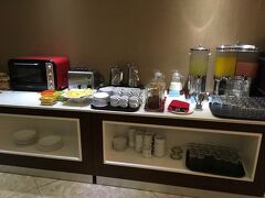 ベトナムのホテルは朝食つきのところが多いですね。
もちろんここもついてました。

基本的なビュッフェです。
飲み物とか