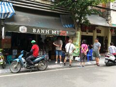 暑くて食欲はわきませんが、せっかくなので
有名なバインミーのお店へ行ってみました