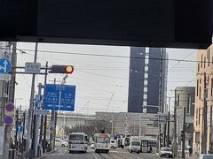 バスからの景色です。
函館駅近くなのですが、雪が無い。
２月だと、もう少しあると思ったんだけどなぁ。