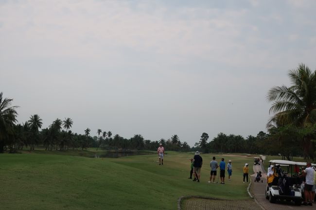 5組20人位の参加<br />同組に、フランス人HD36。。。最初はまずまずだったが、<br />後半は、メタメタになってきた。<br /><br />同組アメリカ人シニアHD14は、波ありで、スコアーまとまらず。<br />本日Yellow...6100Y。。。この位が、プレーしやすくなってきた。