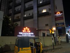 今回の宿、The Lotus Hotel Sameeraに到着。
フロントにはエレベーターに乗って向かう作りになっていますが、若干分かりにくかったです。警備員に教えてもらってフロントに到着し、チェックイン。
