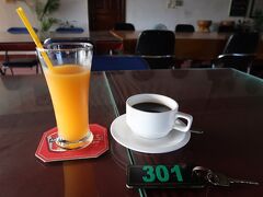 ホテルに戻り、朝食にします。宿泊者はセットメニューです。マンゴージュースとコーヒー。
