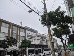 ダナンは曇り空、ホテルに着く頃には霧雨が降ってきました。空港からはGrabタクシーを利用、ホテルに移動します。
空港はタクシーの客引きがいっぱい!!Grabの緑の画面を見せてアピールしてくる別のgrabに乗せられそうになりました。ナンバープレートの確認は必須です！
