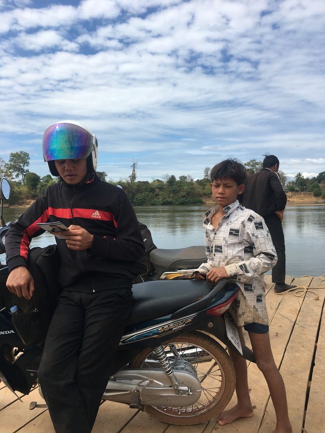 コーピク村に行く方は車とフェリーが少しを渡しています。