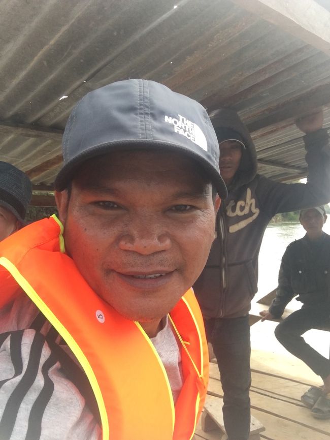 ラタナキリ日本語ガイドトムはフェリーに乗ってきました。