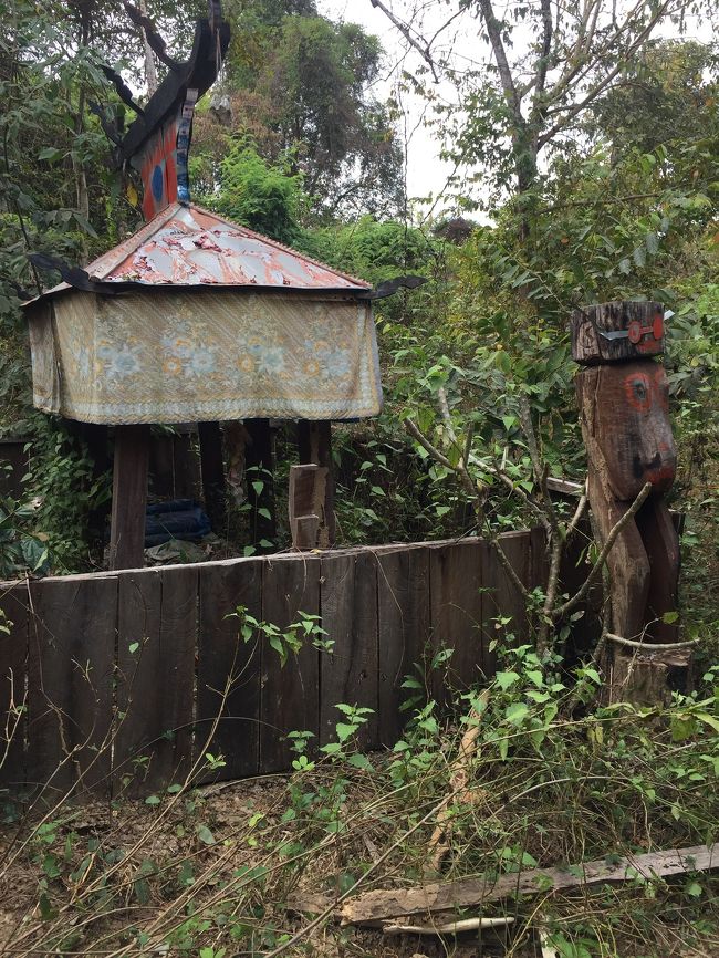 カンボジアのラタナキリ州のコーピク村の墓地