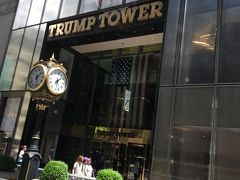 こちらがトランプ・タワーです。どこもかしこも高層ビルばかりで、道を歩いていてもどれがどのビルだかさっぱりわからない。