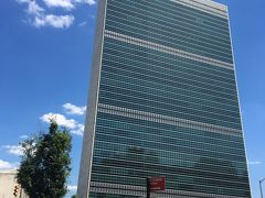 ニューヨーク到着。まずは街歩きから。こちらが国連本部ビルです。各国の国旗が見えます。