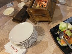 九分での夕食は「九戸茶語」で。窓から夜の海が見れました。
食事料金はツアー代に込みです。
あまりの寒さに、ビールではなく、温かい紹興酒（1本400元）を飲みました。