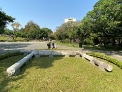 市内の台中公園を散策します。
ここには旧日本時代には、台中神社がありました。
以前来た時は、鳥居が何故、倒れているかの詳細の説明が書いてありました。
今は、残念ながら説明板がありません。
壊れてしまって、立て直すことができなかった。との説明でした。
立て直すことは無いでしょうね。
（台北の林森公園には、鳥居が立っています。）