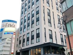 上野駅に移動して、ホテルを探しました。
奥に見える上野ターミナルホテルの看板を目指すと（笑）手前側のホテルがNOHGAHOTELです。