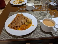 3日目。
昨日食べそこねたホテルの朝食。南インド料理がメインでした。