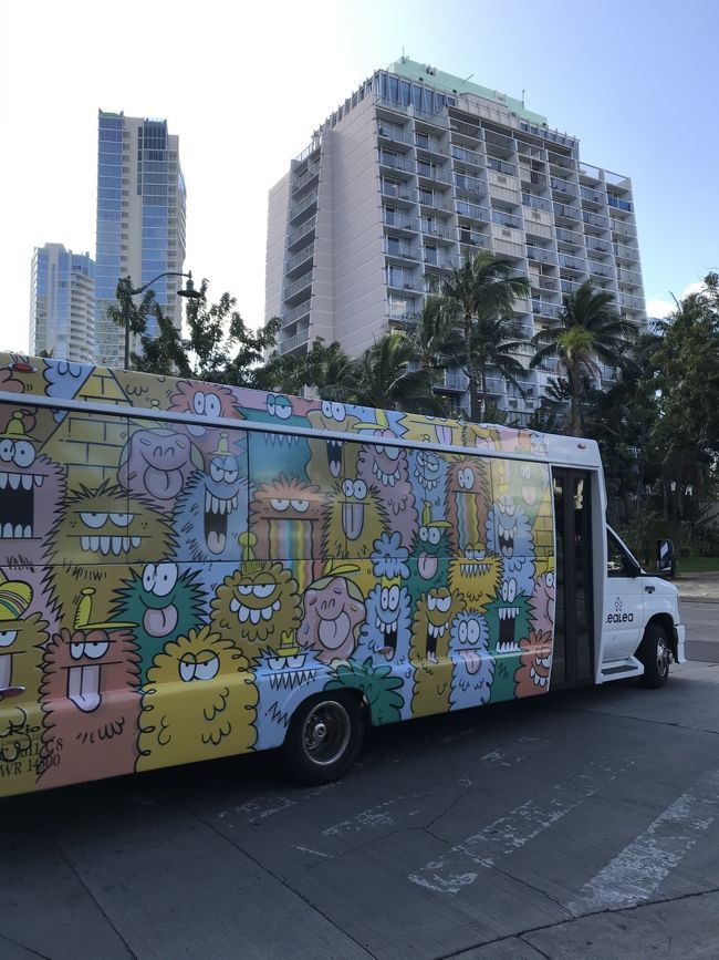 HISの空港からホテルまでの送迎車かわいい！<br />有名なカカアコのウォールアートのモンスター！