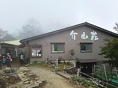 ◆「大菩薩峠」に建つ「介山荘」(山小屋)
　※「中里介山」の「小説　大菩薩峠」に由来するライする宿。
　　「中里介山」の「介山」を付けている！