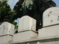 三又頭の巨大な象の博物館。
敷地の外からでも目立ちます。