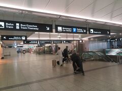 1時間でチューリッヒ空港に到着しました。
すぐに電車で中央駅に向かいます。
ホームは地下にあります。
