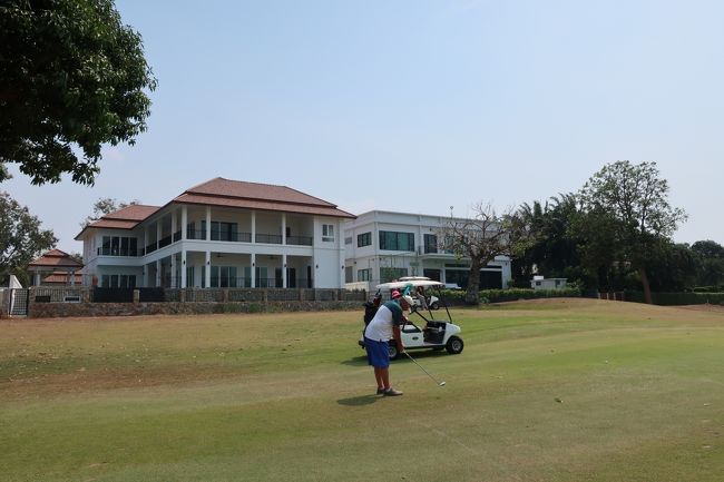 ■【PHONNIX Gold Golf &amp; Country Club】<br />コースそばには、豪邸。