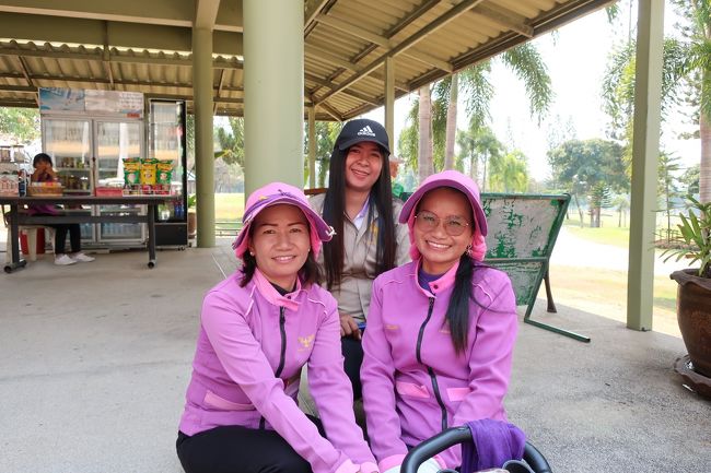 ■【PHONNIX Gold Golf &amp; Country Club】<br />偶然に姉妹のキャディに遭遇<br />左が、本日のキャディさん....若く見えたが40才すぎ、<br />ここでは、10ヶ月キャディ経験...他のクラブで、10年以上経験。<br />歩きプレーに抵抗無しが良い。