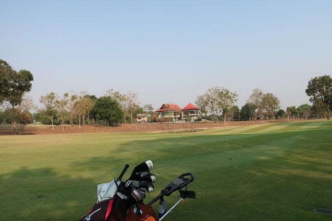 ■【PHONNIX Gold Golf &amp; Country Club】<br />コースそばには、豪邸。