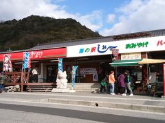 　海の駅しおじ

　五味の市と向かい合わせの建物です。
　牡蠣のバーベキュー、カキオコ目当てのお客さんで、盛況でした。