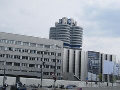 BMW本社の敷地は、複合施設のようになっていて、
・BMW博物館（BMW Museum）
・BMWワールド（BMW Welt）：ショールーム
・工場
などが隣接して建っている。
本社は象徴的なBMWタワー内にある。