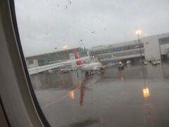 新千歳空港 16:35 発 香港行きの CX581便。
雨の中を出発。