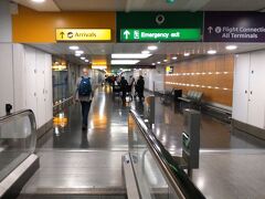 入国審査へ向かう長いコンコース。
１年半前にロンドンに来た時よりも手続きがかなり簡単になっていた。
日本人専用のレーンがあり、機械にパスポートの写真ページをかざし、顔をカメラに向けると機械が問題ある人物か否かを判断する。問題がなければ前のゲートが開くしくみ。もちろん問題なく通れたが、写真とカメラの認識にずれが出る人もあるみたい。