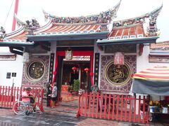 ＝チェン・フン・テン寺院＝
マレーシア最古の中国仏教寺院「青雲亭」と書いて「チェン・フー・テン」と呼ぶ由緒あるお寺です。明の永楽帝の命を受け大遠征を指揮した海軍大将「鄭和」の功績をたたえ1646年に建立されました。 