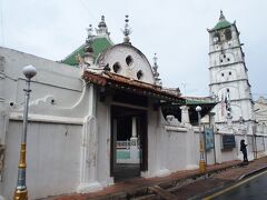 青雲亭から１００ｍも離れていない所に建つ、こちらはイスラム教の｢カンポン・クリンモスク｣