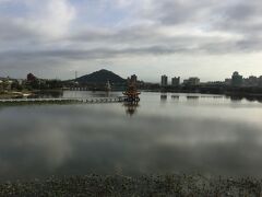中国式の派手な東屋の五里亭から見る蓮池潭、
これも極彩色の塔や廟で彩る蓮の池の景観を堪能できますね。
