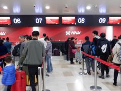 　空港に着きました。搭乗券は少し並んだだけですぐ発行してもらいました。英語も通じました。この空港は海南航空のハブ空港で、日本行きの国際線もここから飛んでいるそうです。地元航空会社路線網の充実は、シチリアよりもハワイに近いです。