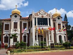 昨日（月曜日）は休館だった独立宣言記念館に入ります
こちらは料金無料(^_^)
しかもクーラー効いてる！

もとは英国人専用の「マラッカ・クラブ」の建物として1912年に建てられました。 
マレーシアが独立を果たした1956年に初代首相のトゥンク・アブドゥル・ラーマン・プトラ・ハジは、ここで独立を宣言する文書を読み上げました。 
館内には、マレーシア独立時の記念すべき数々の出来事や節目の出来事に関する文書資料や写真資料が展示され、英国と交わした条約の写しや、会議議事録、新聞の切抜きなどを閲覧できます。 