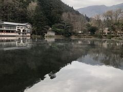 最終日は、宿で朝ごはんを食べてすぐに金鱗湖へ！
9時過ぎ頃でしたが、なんとかまだ水面に朝靄が浮いていました！
写真じゃうまく伝わらない。。